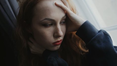 فوتیج دختری در فکر