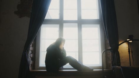 فوتیج دختری در قاب پنجره