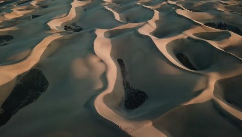 کویر در کنار دریا و طوفان شن