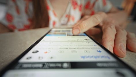 گشتن در فضای مجازی با موبایل
