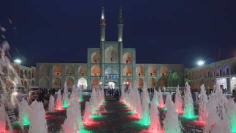 مردم در حیاط امیرچخماق